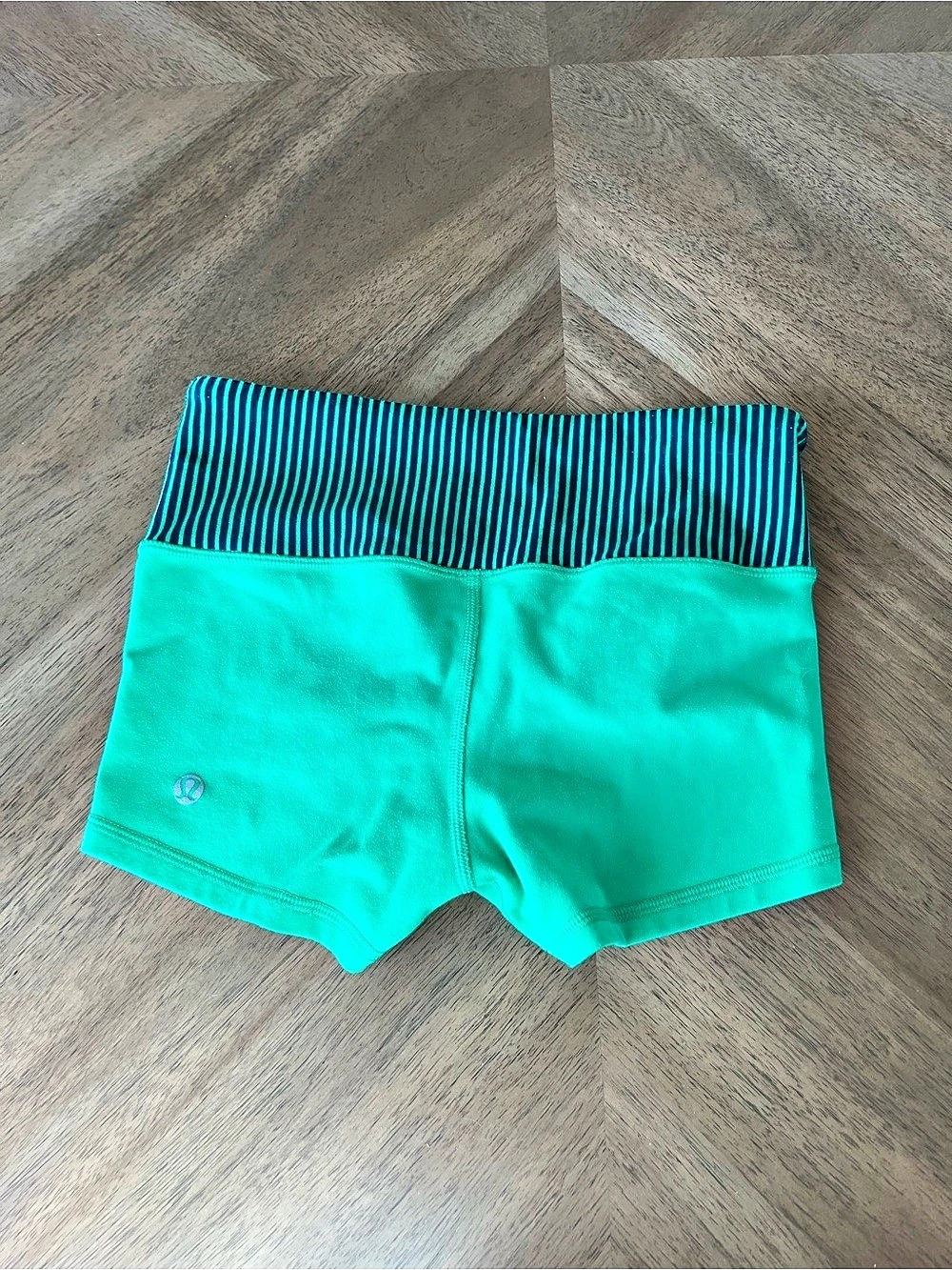 Vintage lululemon Reverse Groove Short (Regular) ) Athletic Shorts Green & Black